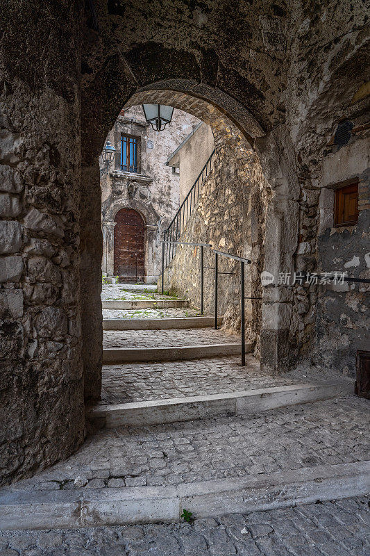 中世纪城镇中心有拱门，Campo di Giove Abruzzo意大利